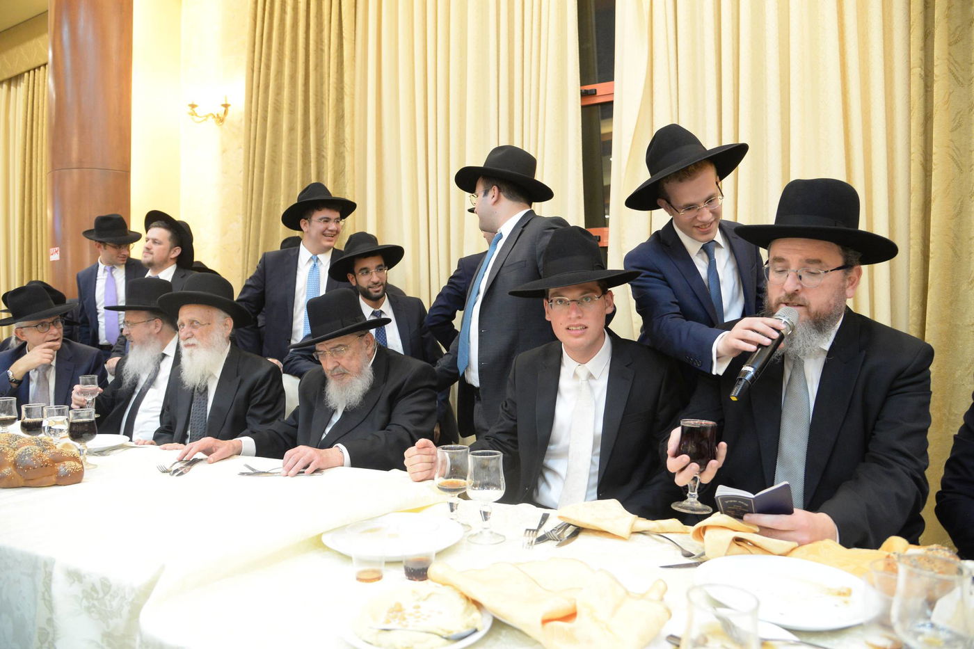 ראש ישיבת 'עטרת' חיתן את נכדתו • גלריה