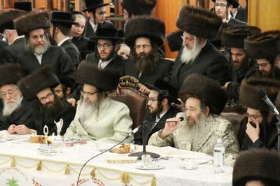 האדמו"ר נואם לצד האדמו"ר מסאטמאר