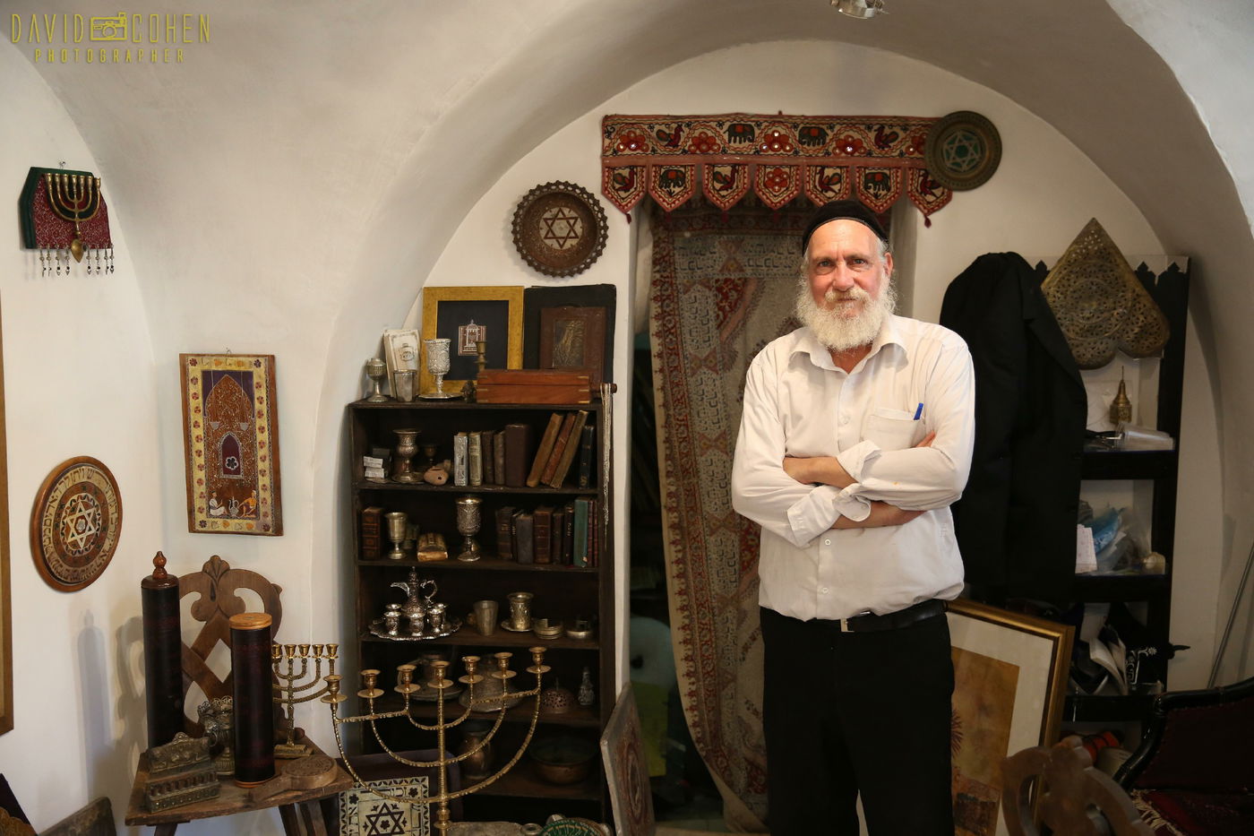 ביקור מצולם בגלרייה של האמן רון כהן בצפת