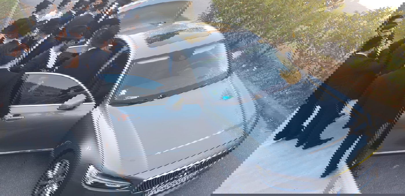 הגר"ד כהן קבע מזוזה בצרפת ופצח בריקוד