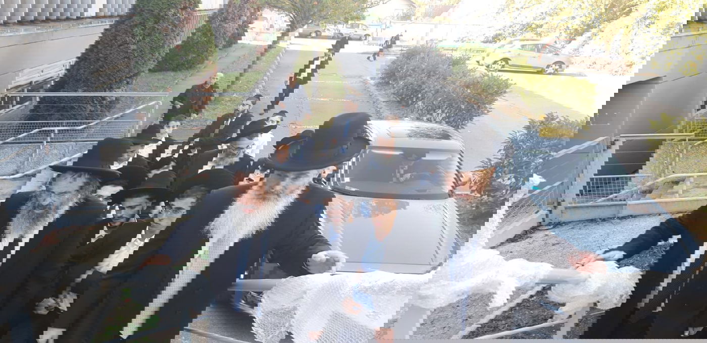 הגר"ד כהן קבע מזוזה בצרפת ופצח בריקוד