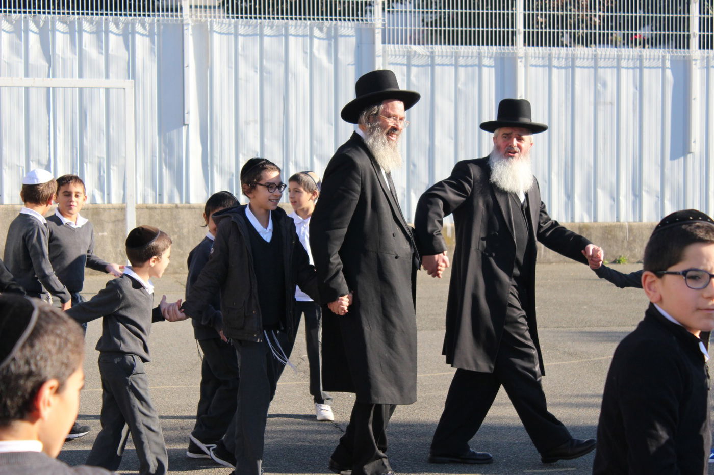 הגר"ד כהן קבע מזוזה בצרפת ופצח בריקוד