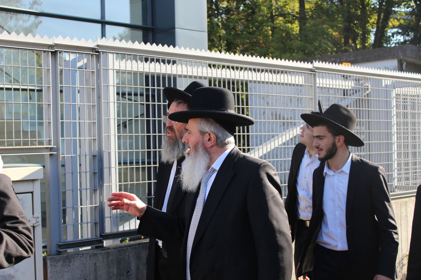 הגר"ד כהן קבע מזוזה בצרפת ופצח בריקוד