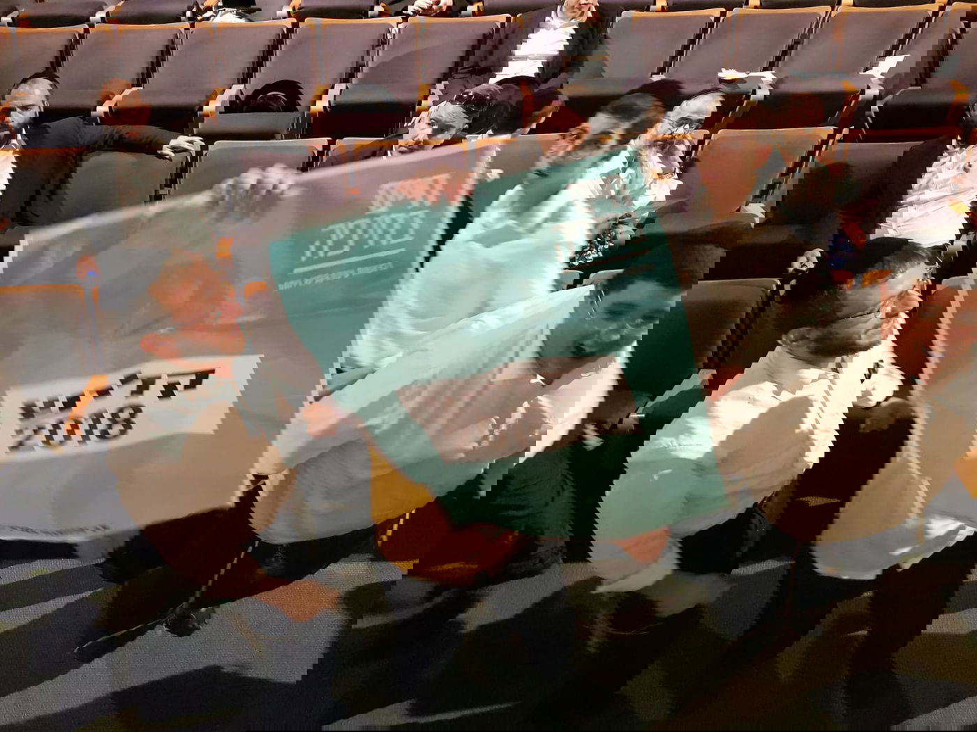 באירוע ביוזמת יונה יהב: שלטי תמיכה בעינת קליש