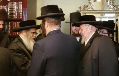 לחיצת יד "היסטורית" בין האדמו"ר לגיסו