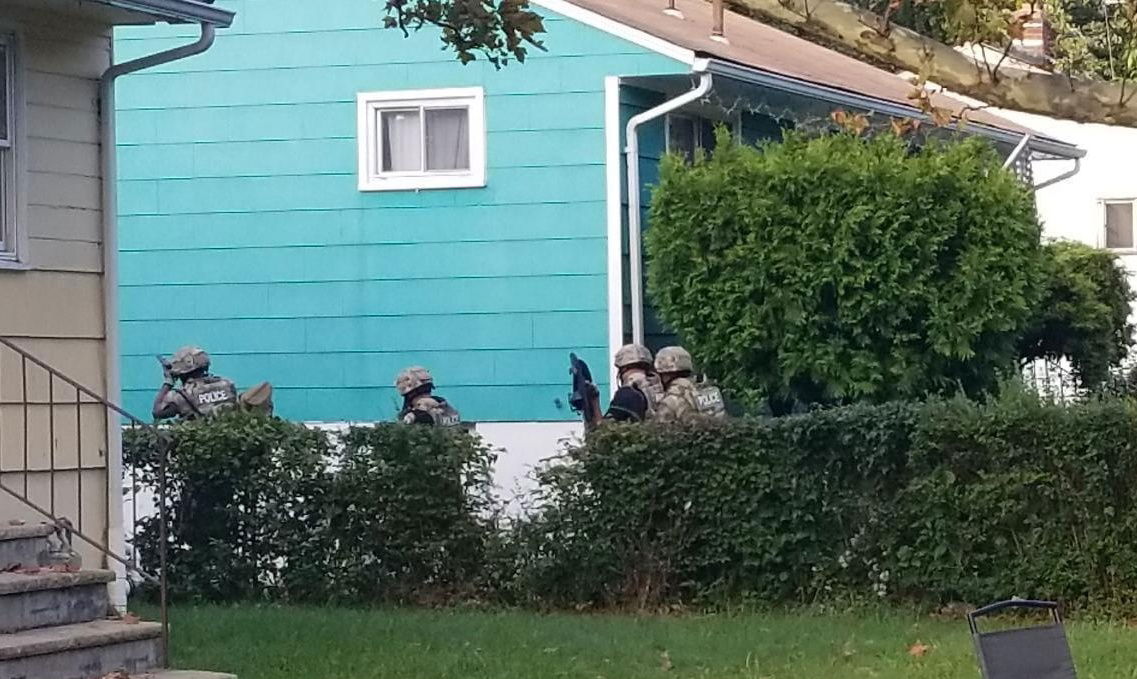 מסתורין: יחידות למלחמה בטרור כיתרו בית בשכונה החרדית