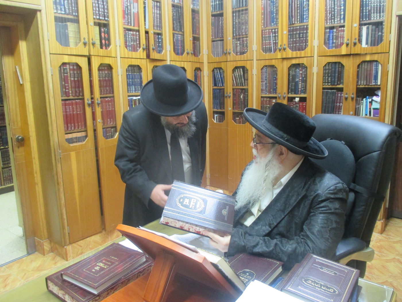 יצירת פאר: ספר "אבן ברורה" מתקבל אצל גדולי ישראל