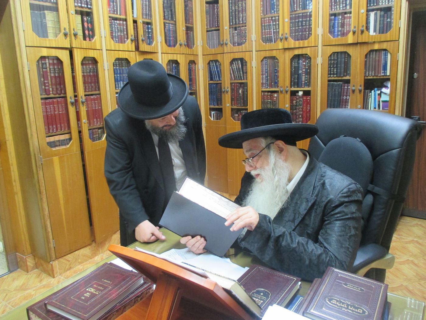 יצירת פאר: ספר "אבן ברורה" מתקבל אצל גדולי ישראל