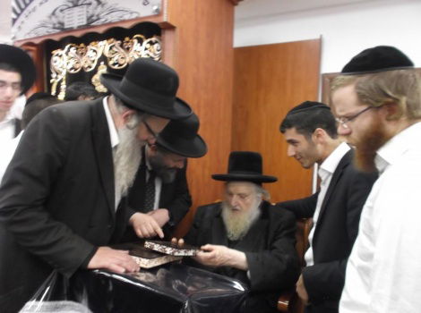 יצירת פאר: ספר "אבן ברורה" מתקבל אצל גדולי ישראל