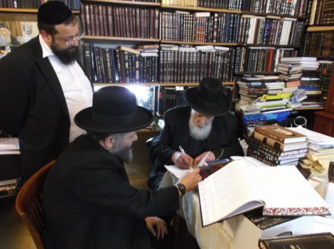 יצירת פאר: ספר "אבן ברורה" מתקבל אצל גדולי ישראל