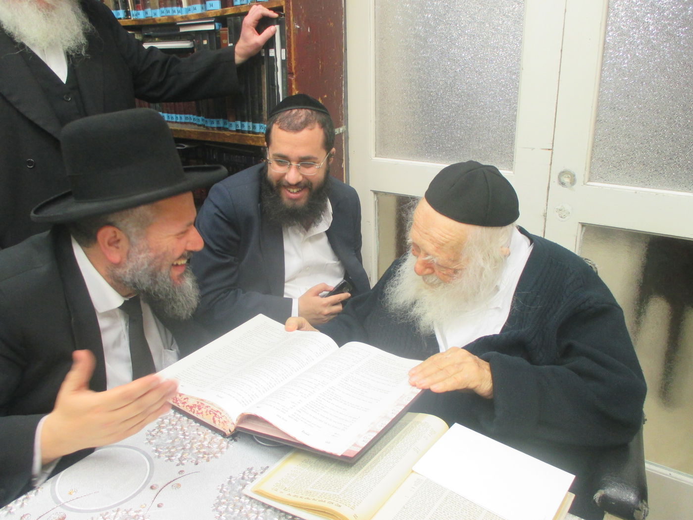 יצירת פאר: ספר "אבן ברורה" מתקבל אצל גדולי ישראל