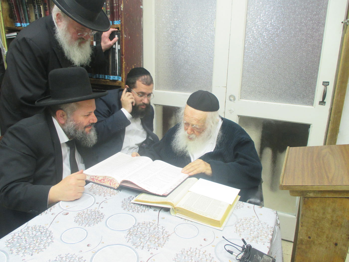 יצירת פאר: ספר "אבן ברורה" מתקבל אצל גדולי ישראל