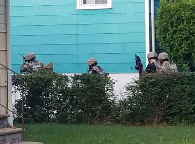 הכוחות מכתרים את הבית