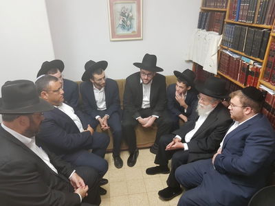 בן מרן הגרי"ש זצ"ל בירך את משה ליאון • צפו