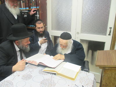 שר התורה מקבל את ספר אבן ברורה ח"ב.