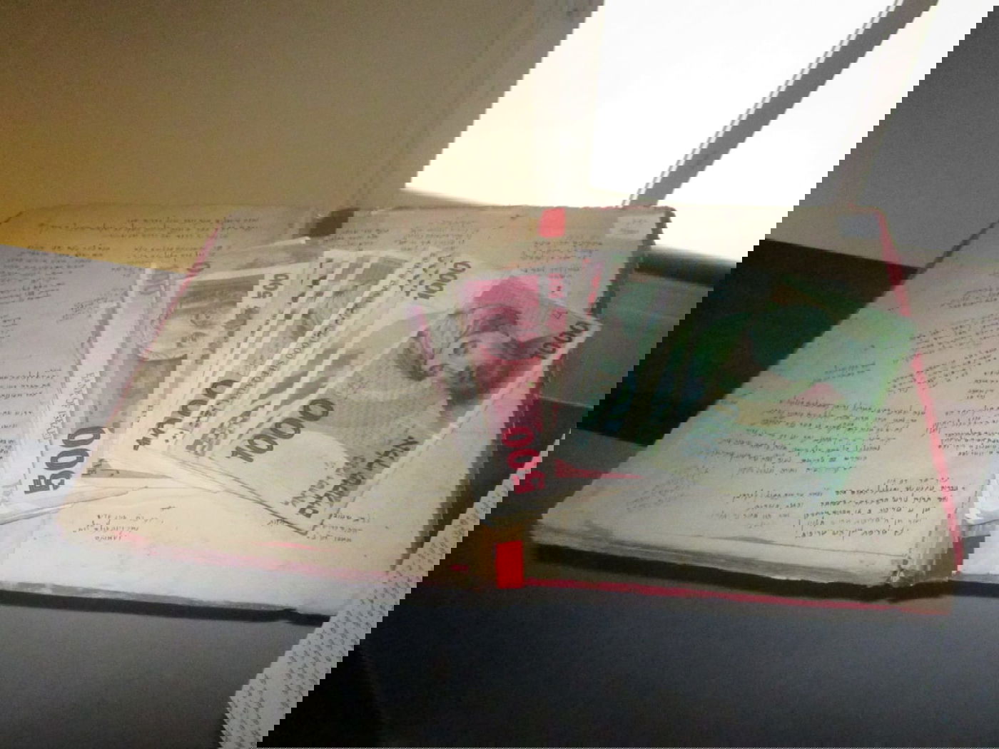 ההקדשה, ההערה והכסף: גילויים חדשים משולחנו של מרן