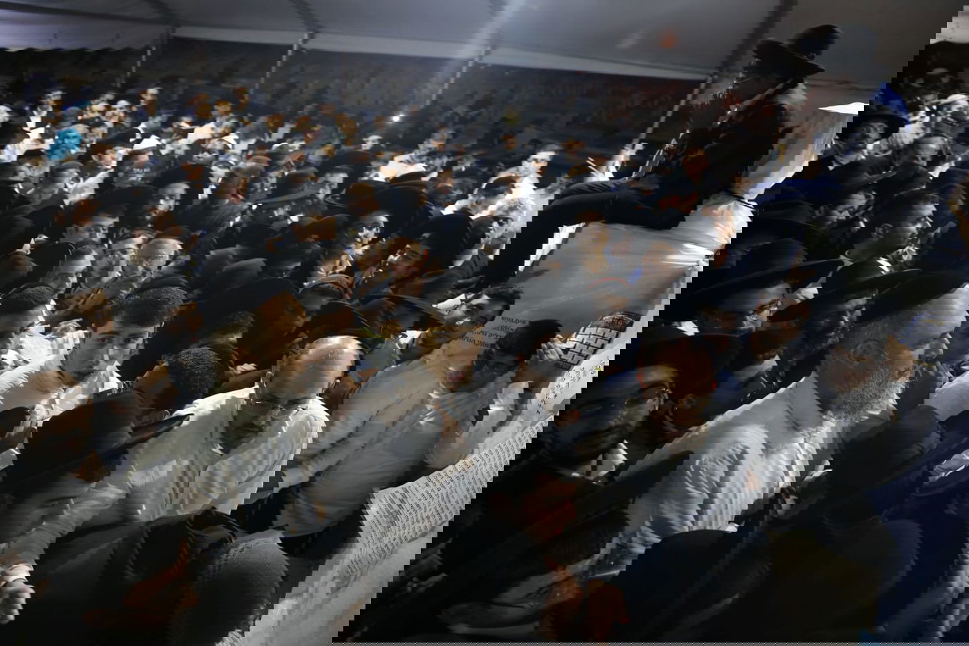 אלפים בקברו של מרן הגר"ע יוסף זצוק"ל