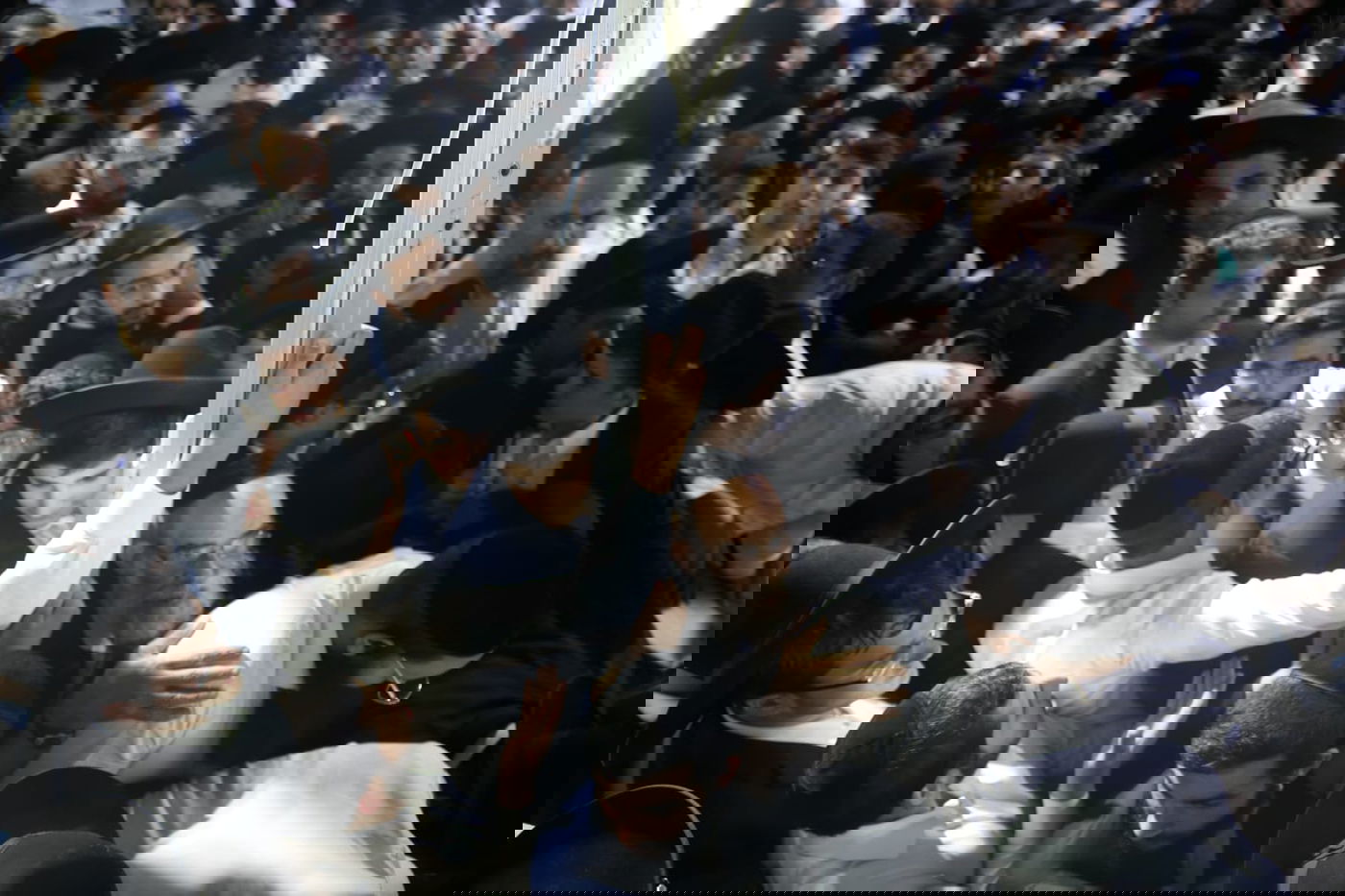 אלפים בקברו של מרן הגר"ע יוסף זצוק"ל