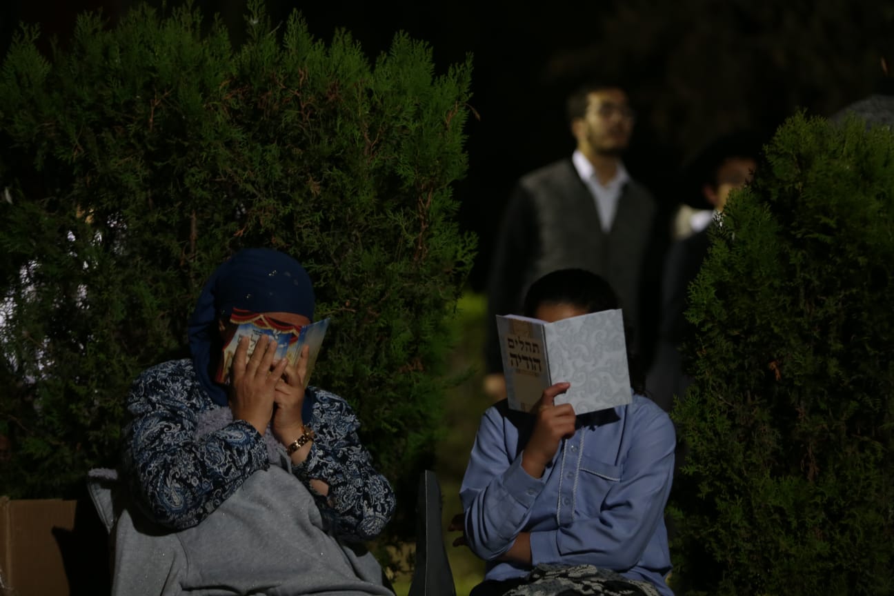 אלפים בקברו של מרן הגר"ע יוסף זצוק"ל