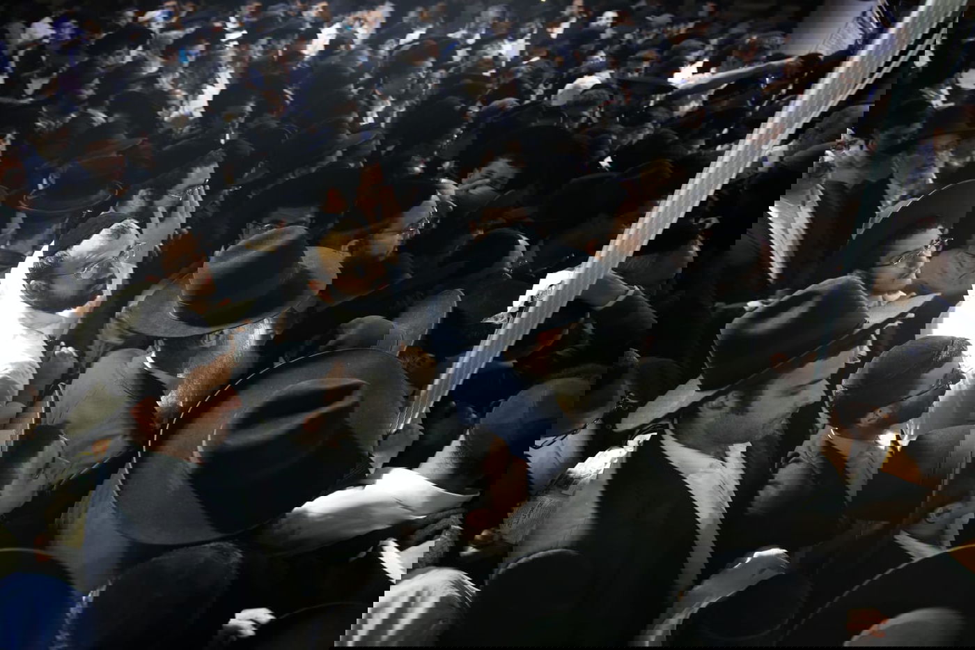 אלפים בקברו של מרן הגר"ע יוסף זצוק"ל