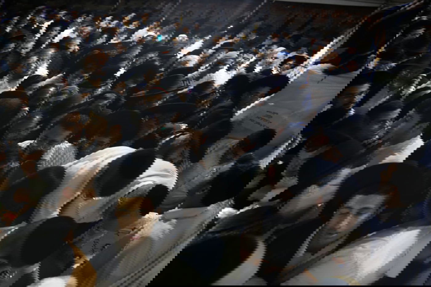 אלפים בקברו של מרן הגר"ע יוסף זצוק"ל