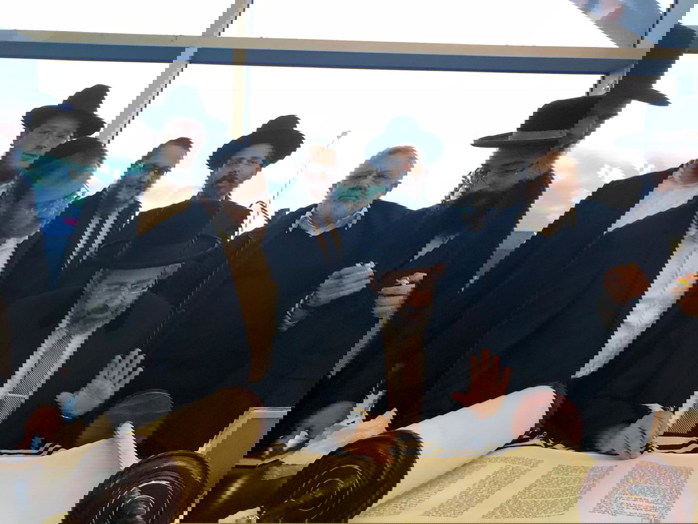 בשדה התעופה בקייב: הרב הראשי כתב אות בספר תורה