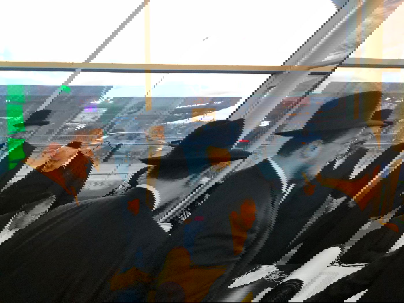 בשדה התעופה בקייב: הרב הראשי כתב אות בספר תורה