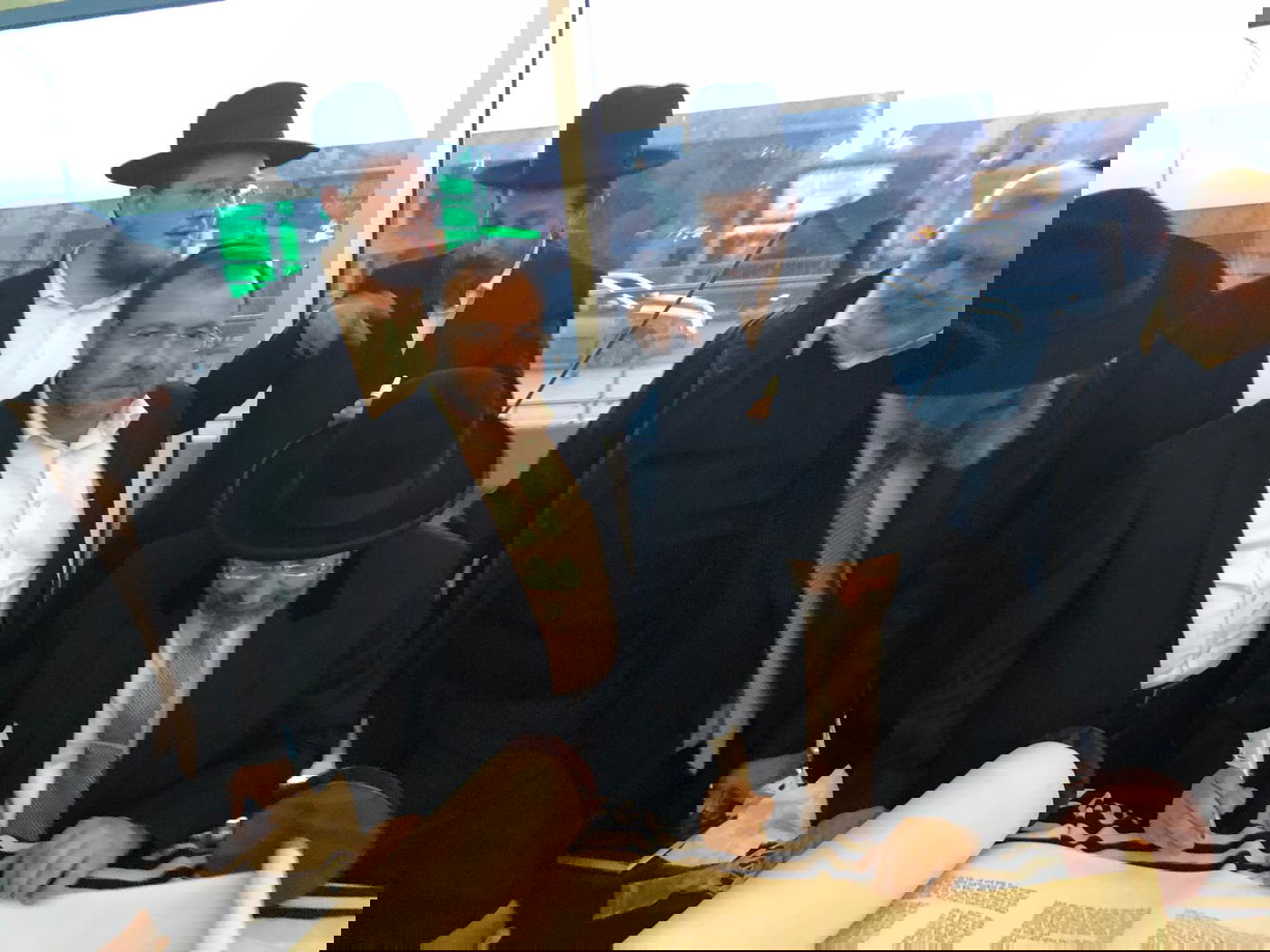 בשדה התעופה בקייב: הרב הראשי כתב אות בספר תורה