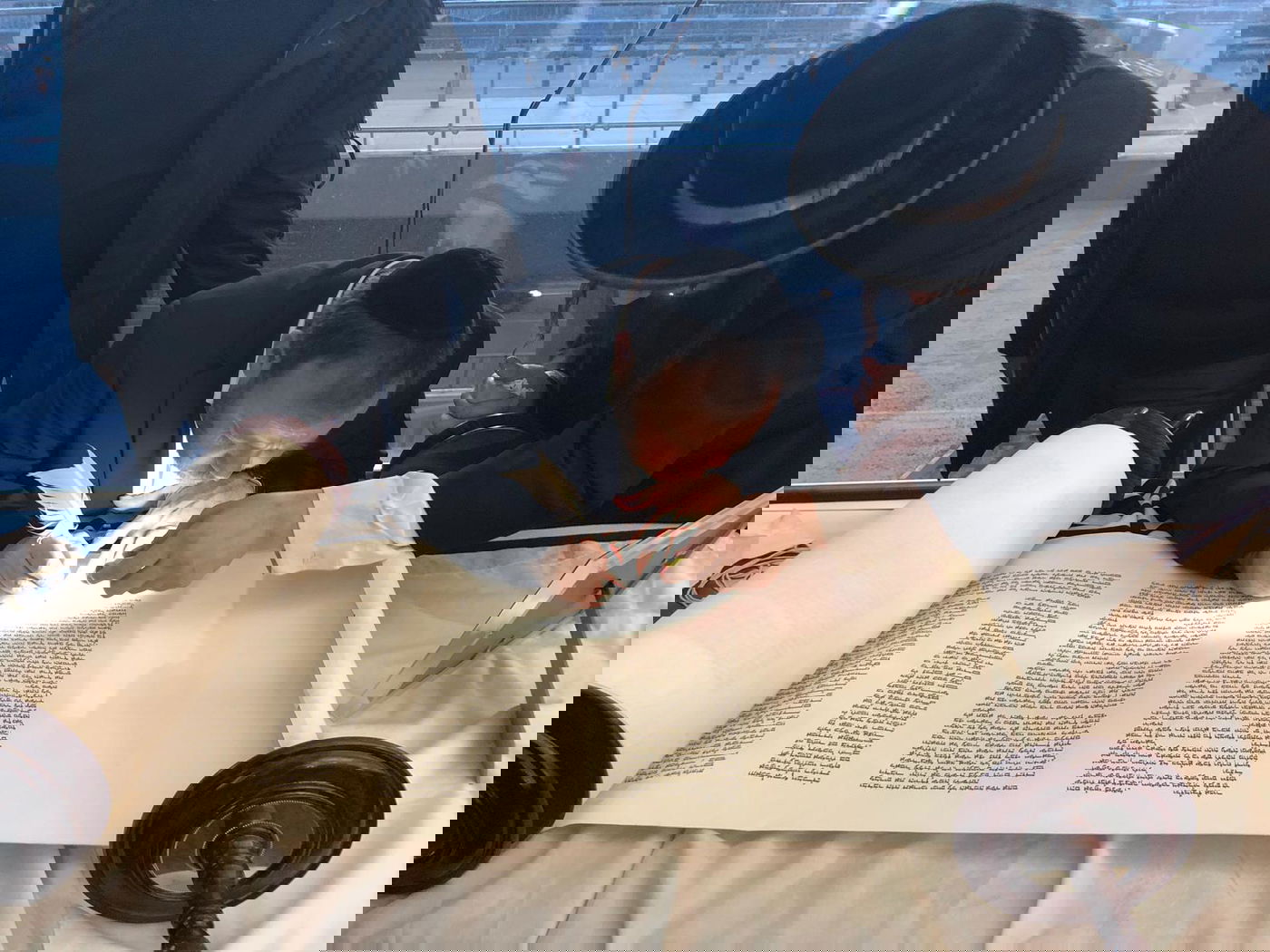 בשדה התעופה בקייב: הרב הראשי כתב אות בספר תורה