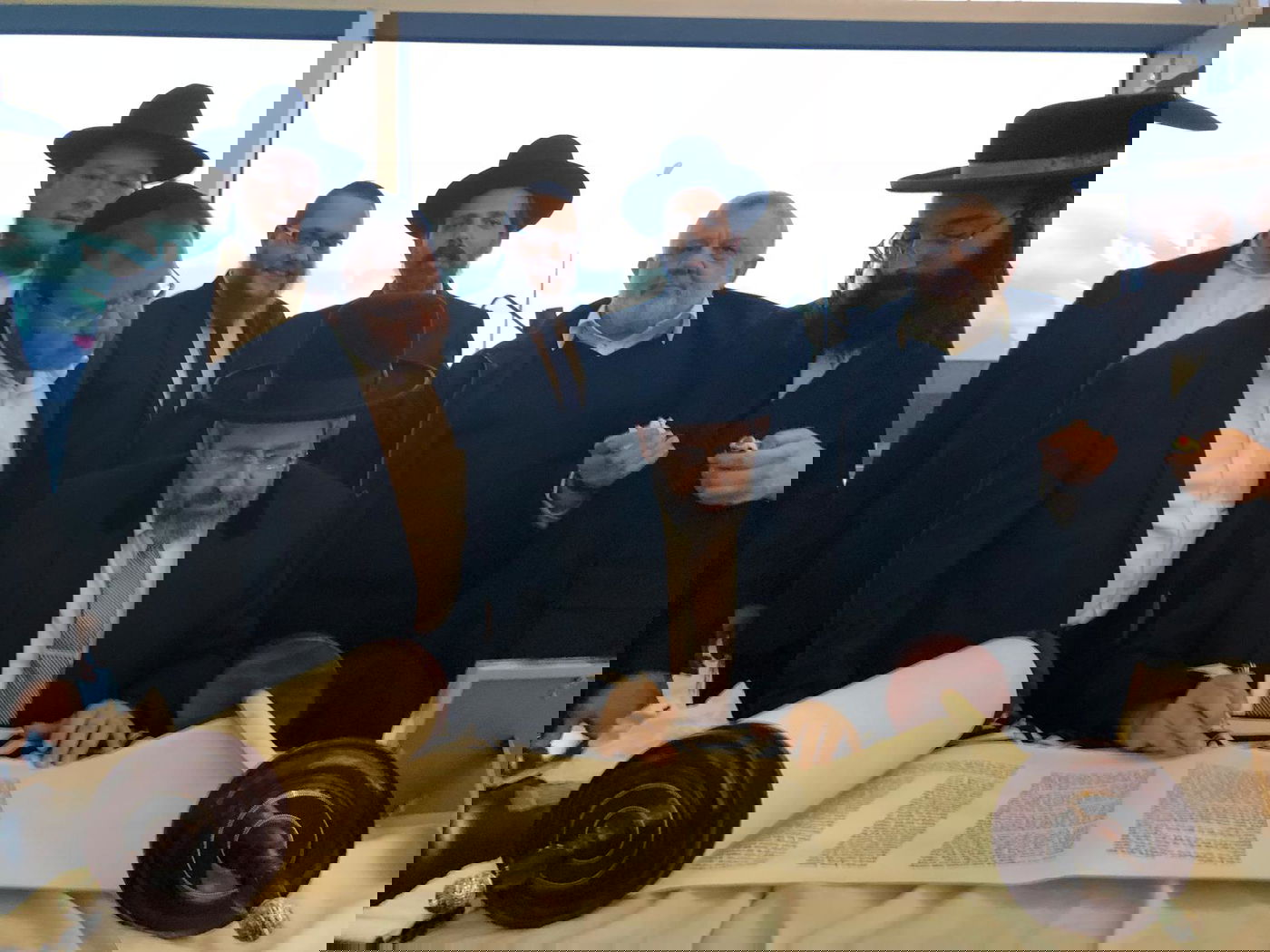 בשדה התעופה בקייב: הרב הראשי כתב אות בספר תורה