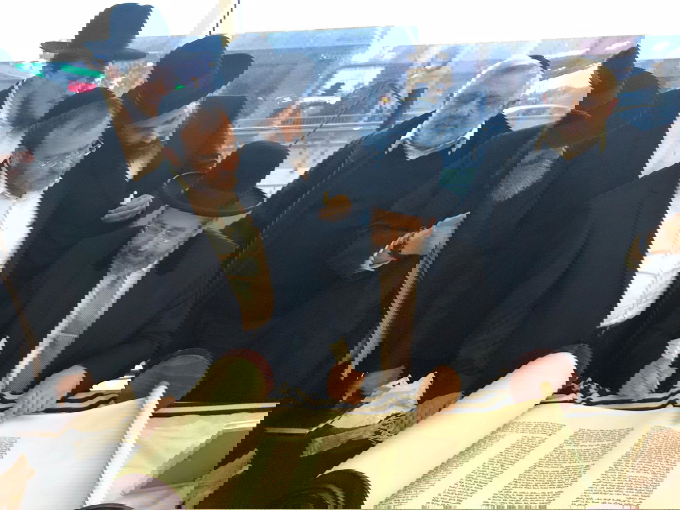 בשדה התעופה בקייב: הרב הראשי כתב אות בספר תורה