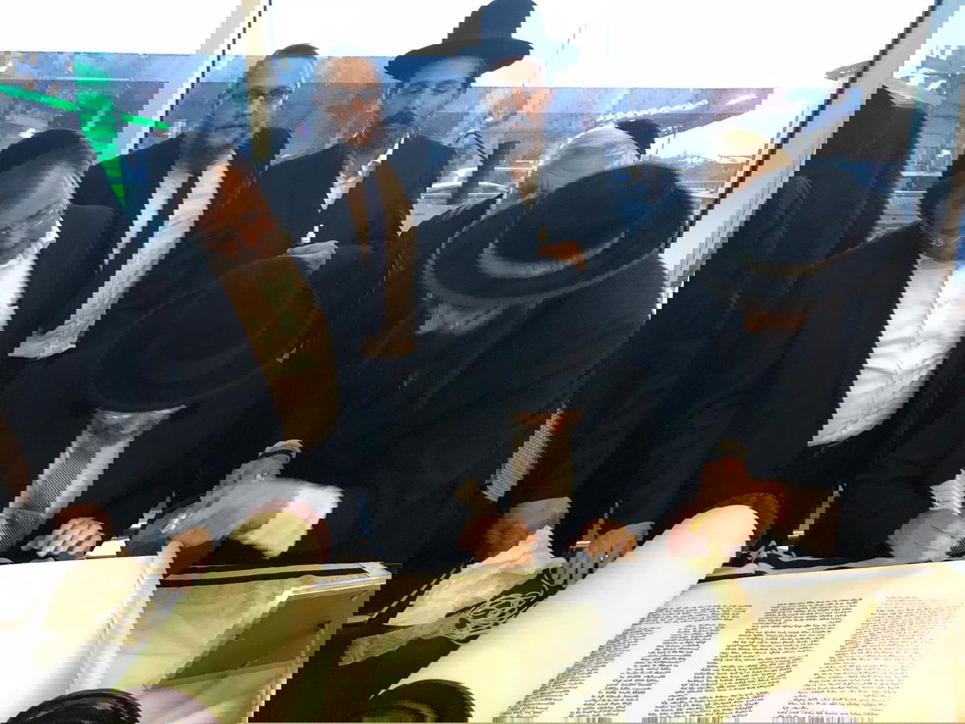 בשדה התעופה בקייב: הרב הראשי כתב אות בספר תורה