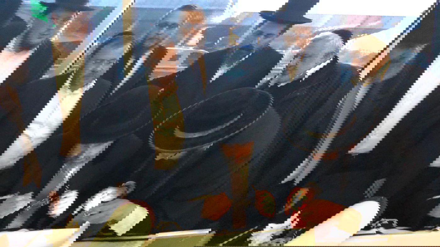 בשדה התעופה בקייב: הרב הראשי כתב אות בספר תורה