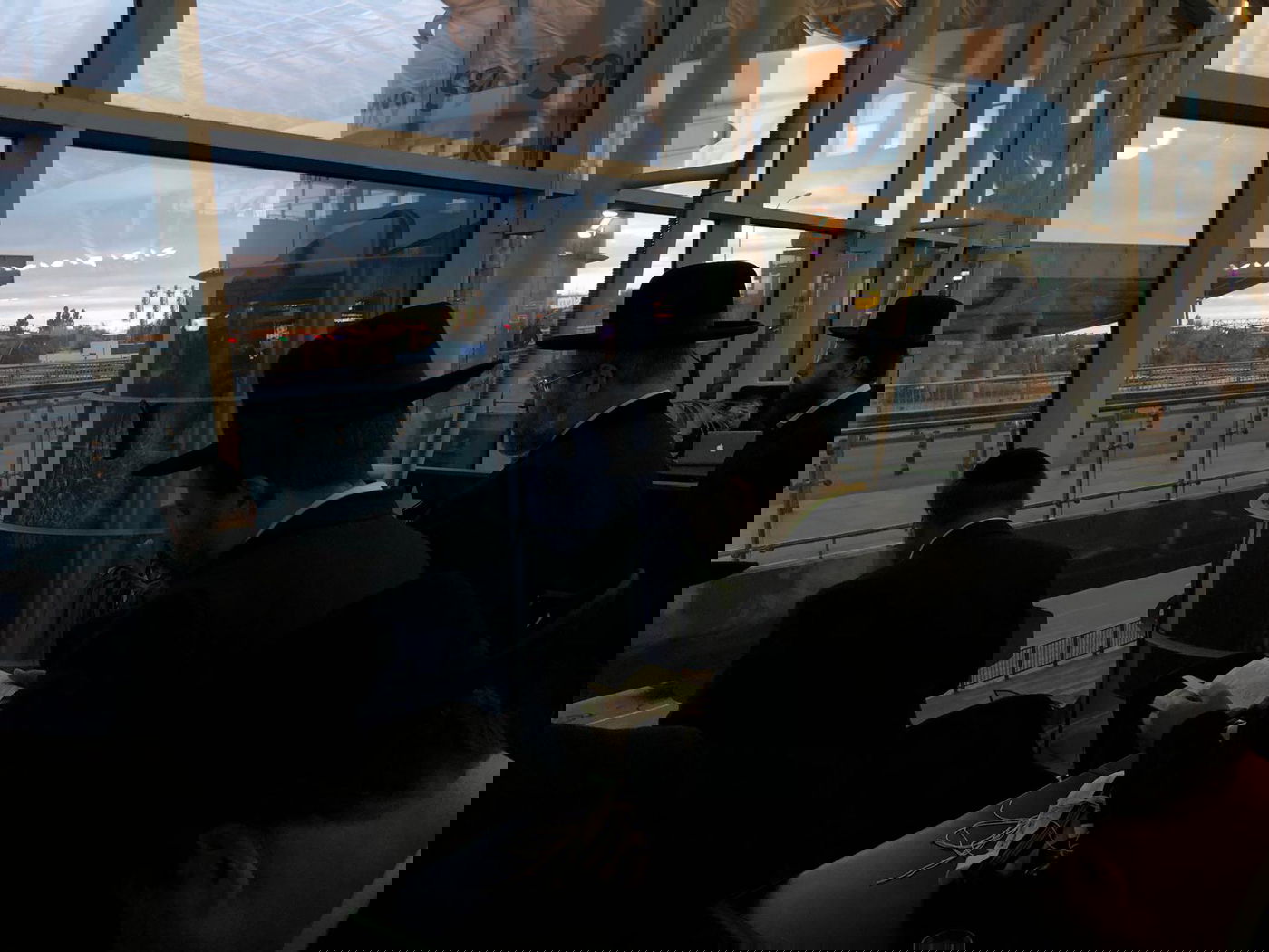 בשדה התעופה בקייב: הרב הראשי כתב אות בספר תורה