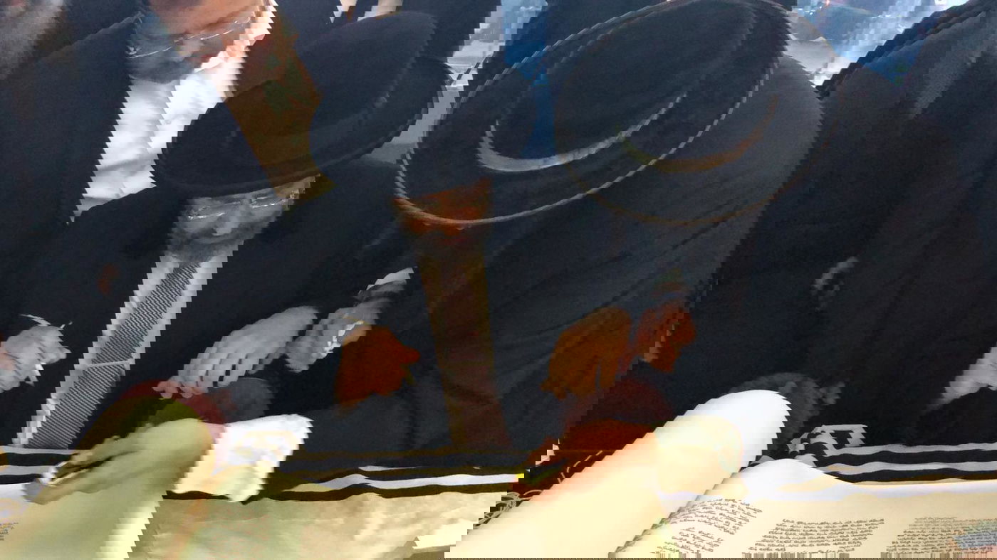 בשדה התעופה בקייב: הרב הראשי כתב אות בספר תורה