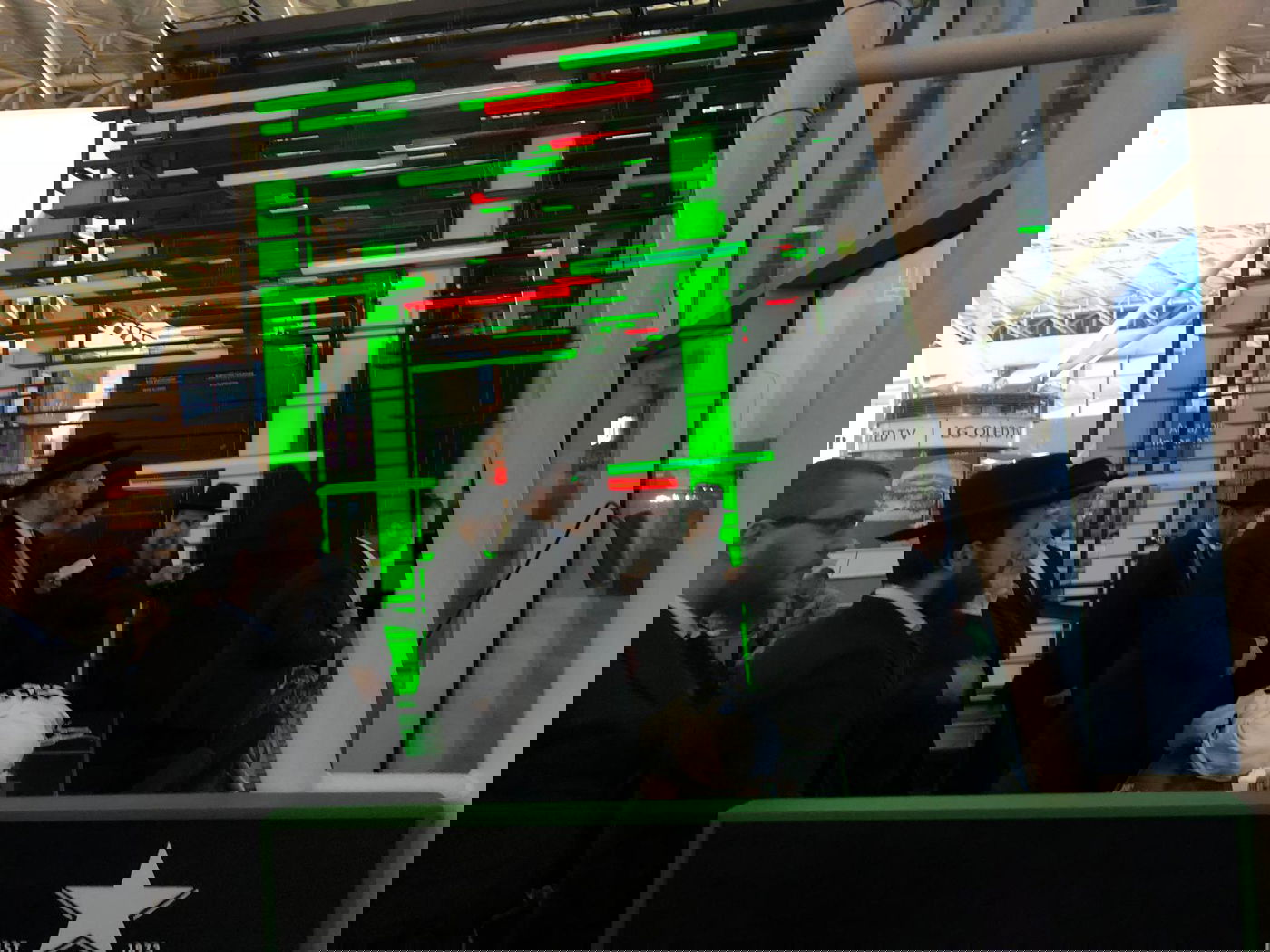 בשדה התעופה בקייב: הרב הראשי כתב אות בספר תורה