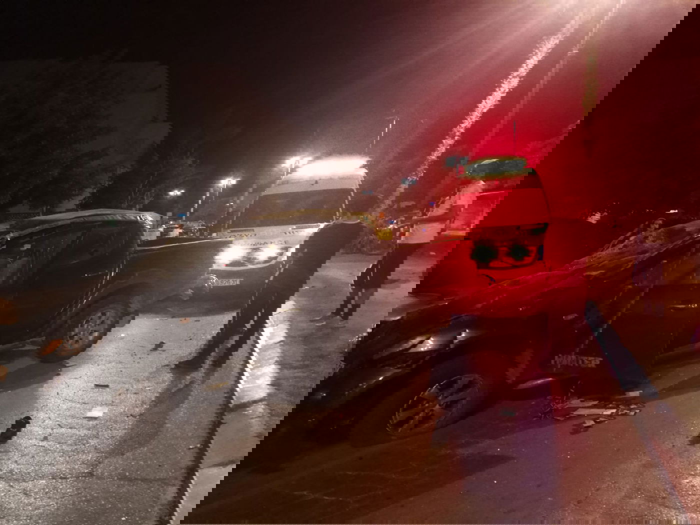 תושב אלעד נפצע בהתנגשות עם רכבים חונים