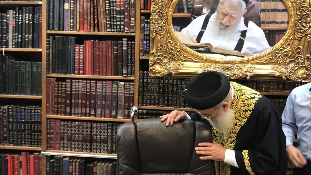 צפו: הראשון לציון בחדרו של מרן פוסק הדור הגר"ע יוסף זצוק"ל