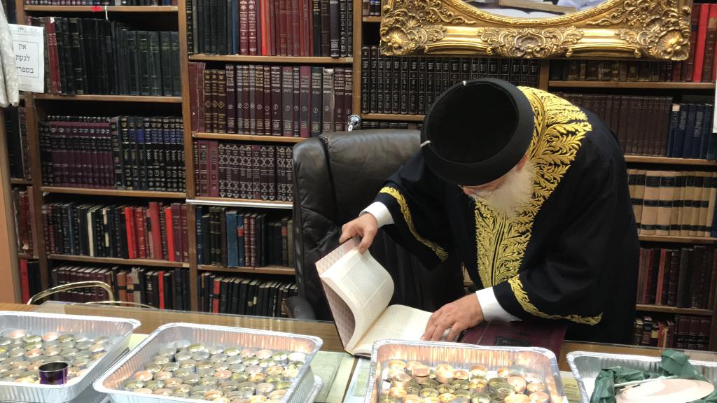 צפו: הראשון לציון בחדרו של מרן פוסק הדור הגר"ע יוסף זצוק"ל