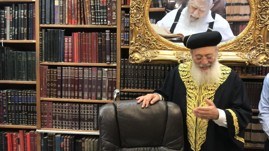 צפו: הראשון לציון בחדרו של מרן פוסק הדור הגר"ע יוסף זצוק"ל