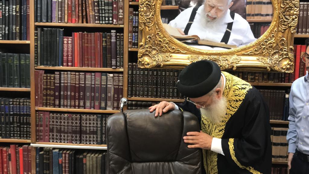 צפו: הראשון לציון בחדרו של מרן פוסק הדור הגר"ע יוסף זצוק"ל