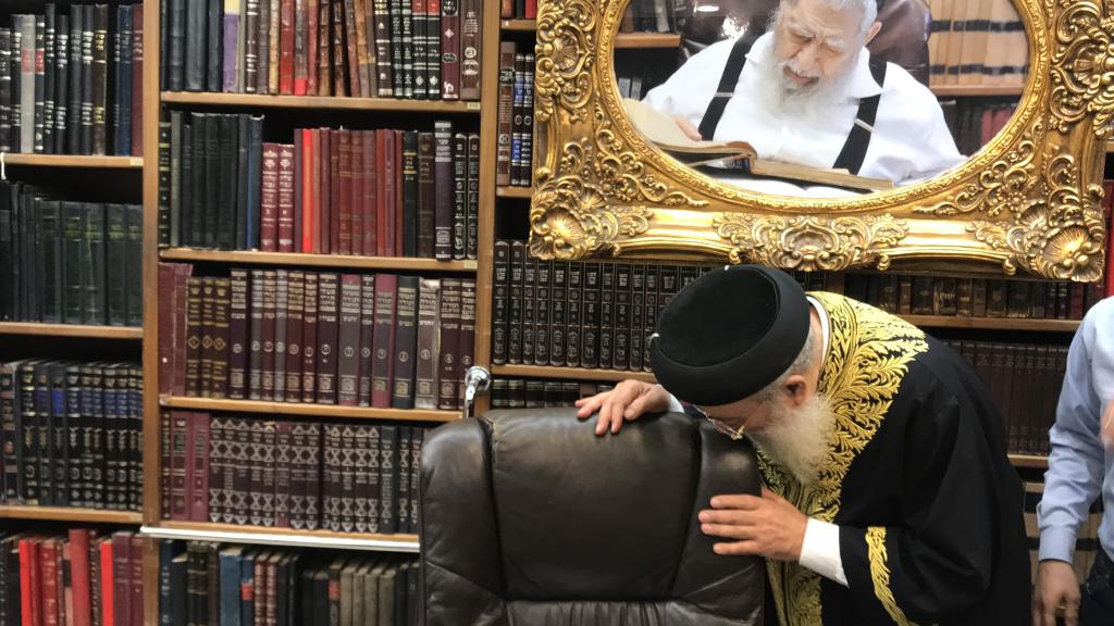 צפו: הראשון לציון בחדרו של מרן פוסק הדור הגר"ע יוסף זצוק"ל