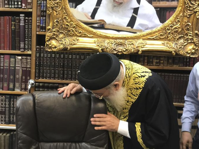 צפו: הראשון לציון בחדרו של מרן פוסק הדור הגר"ע יוסף זצוק"ל