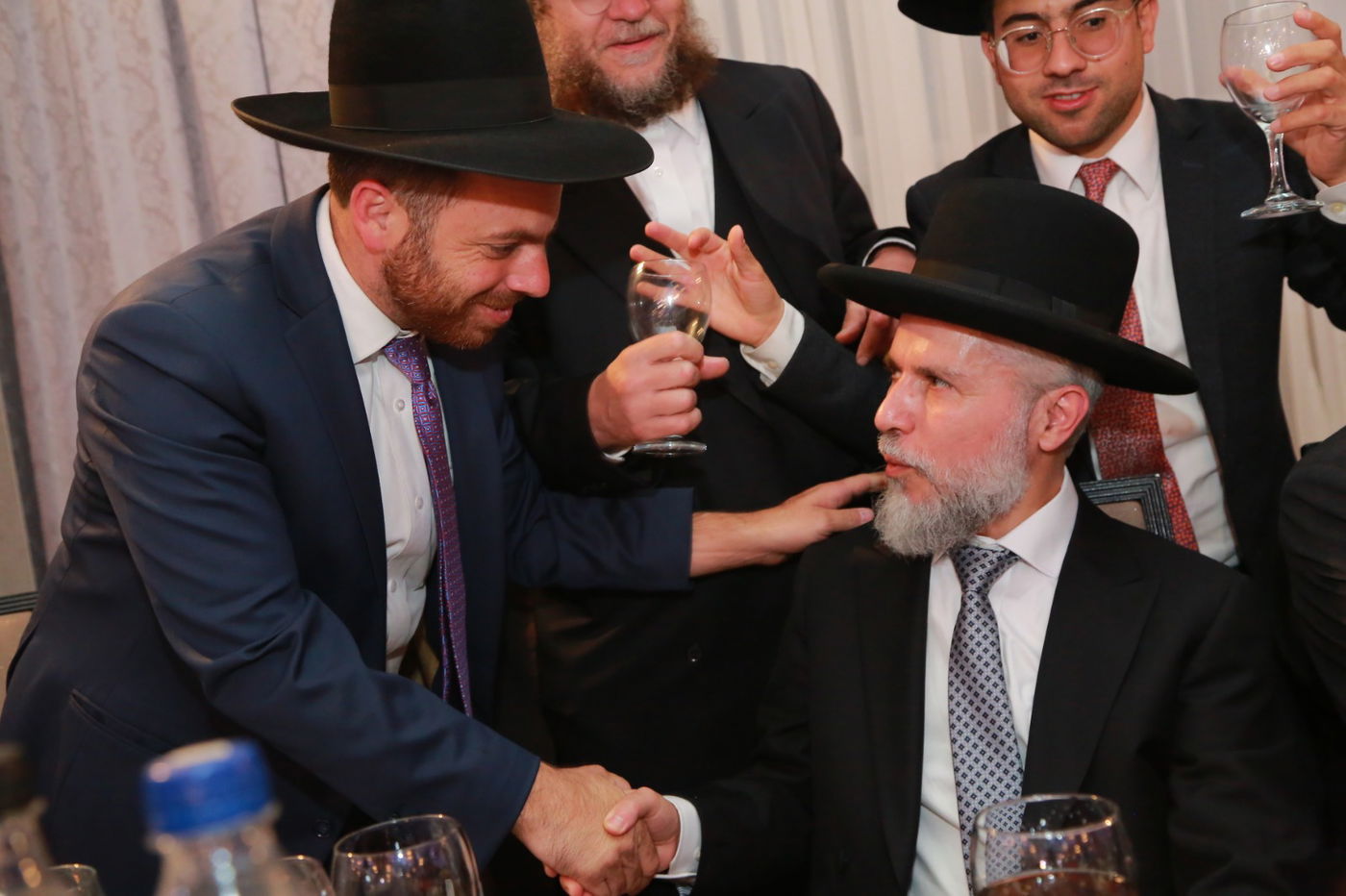 הגר"ז כהן חיתן את בתו - כולם באו לאחל מזל טוב. צפו