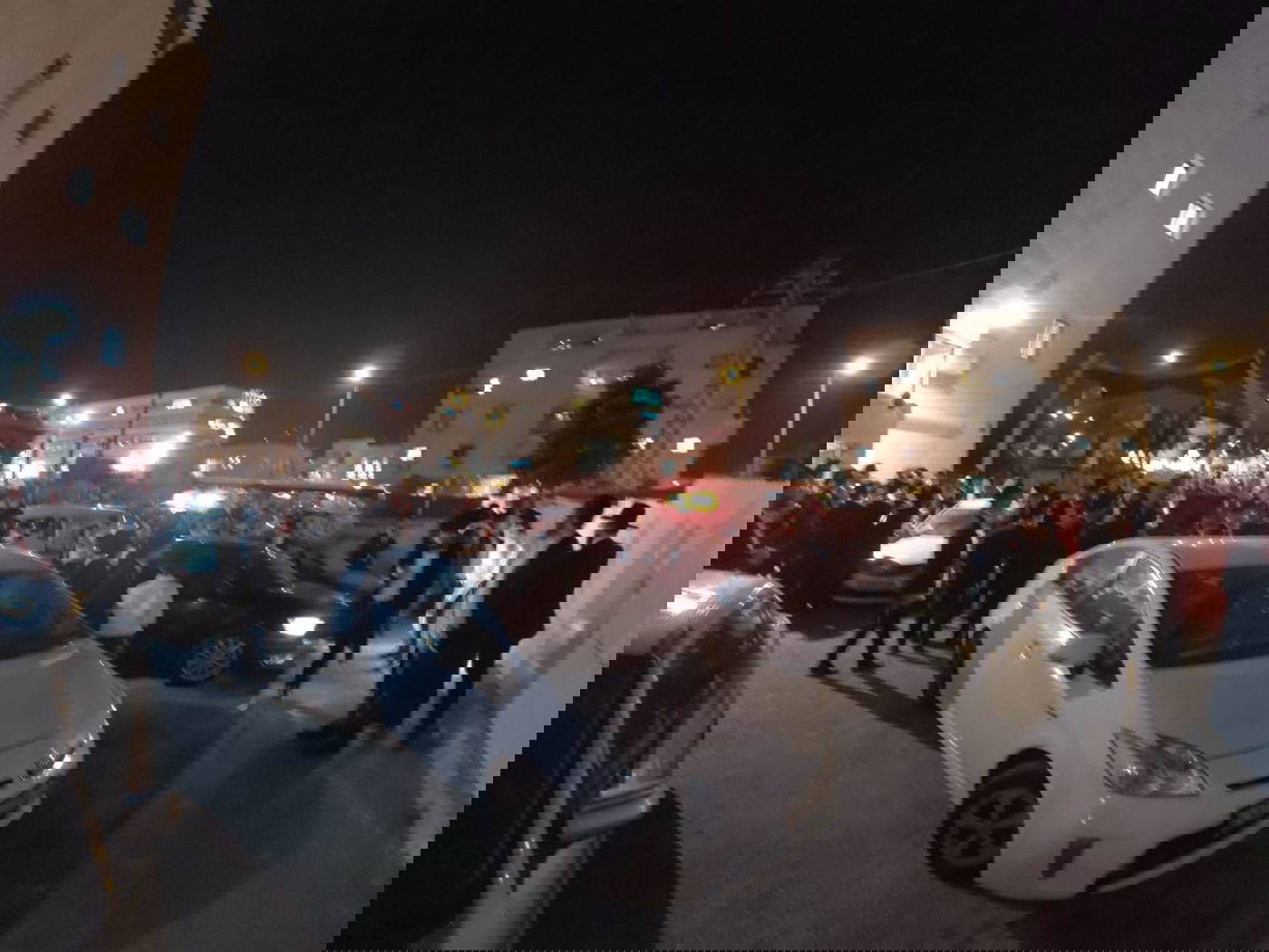 הרחוב רותח: זרנוק מים וגז מדמיע לתוך מטות 'עץ'