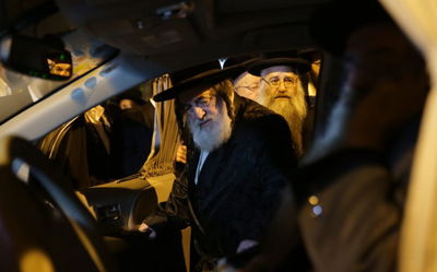 האדמו"ר מויז'ניץ ביציאה מהכינוס