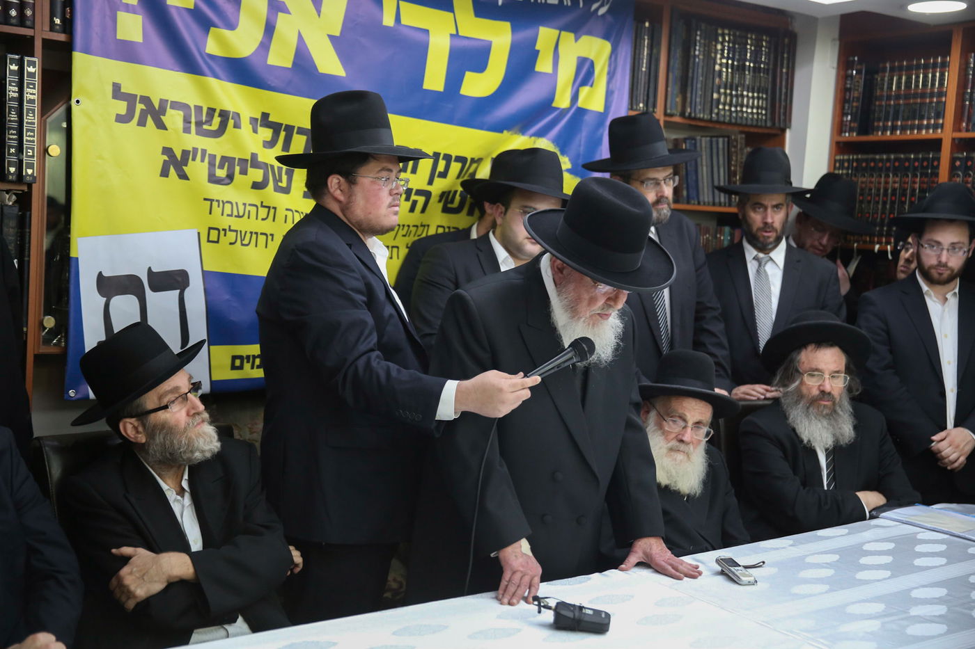 הגרב"מ אזרחי: "גדולי ישראל - מנהיגים; הם לא מונהגים"