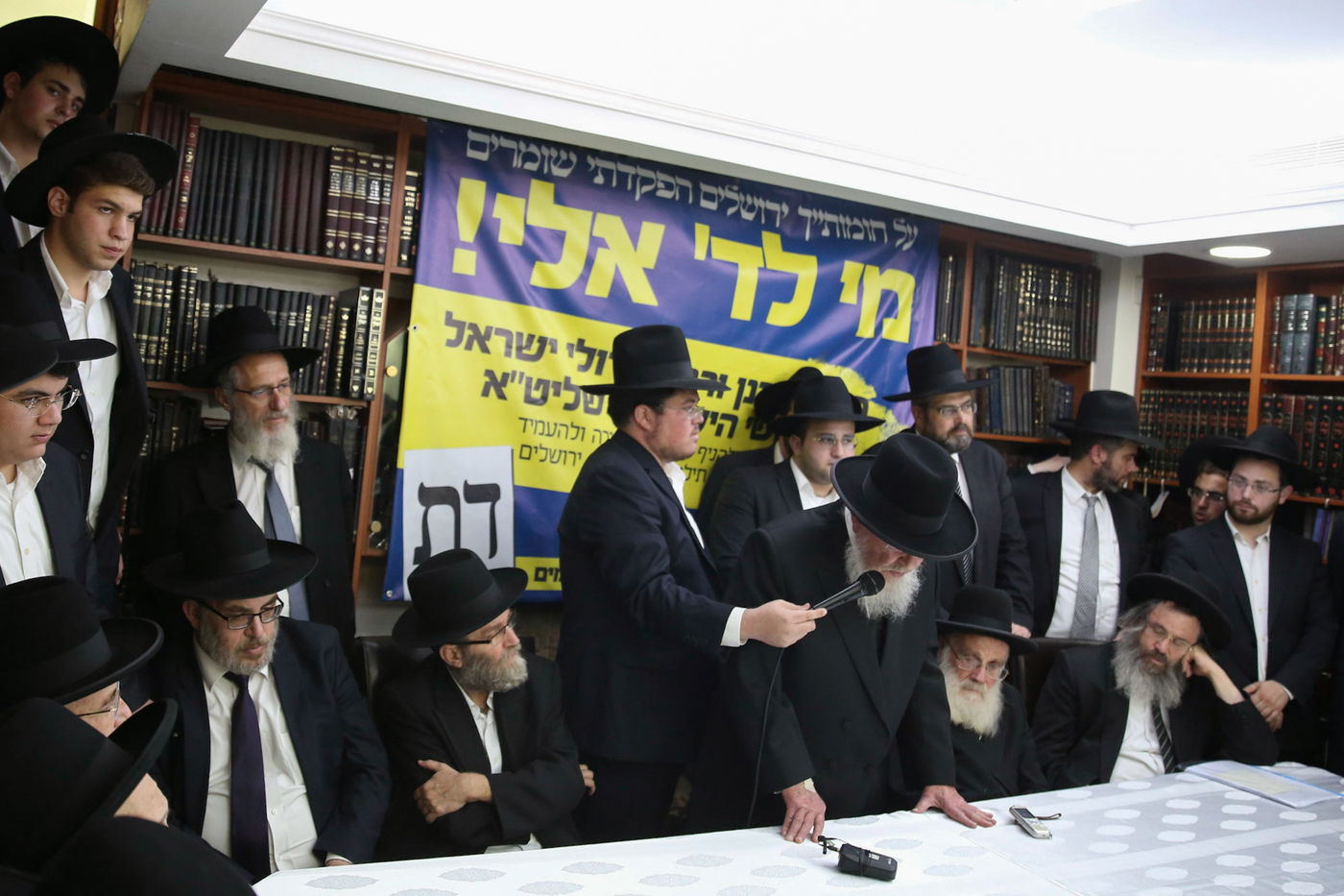 הגרב"מ אזרחי: "גדולי ישראל - מנהיגים; הם לא מונהגים"