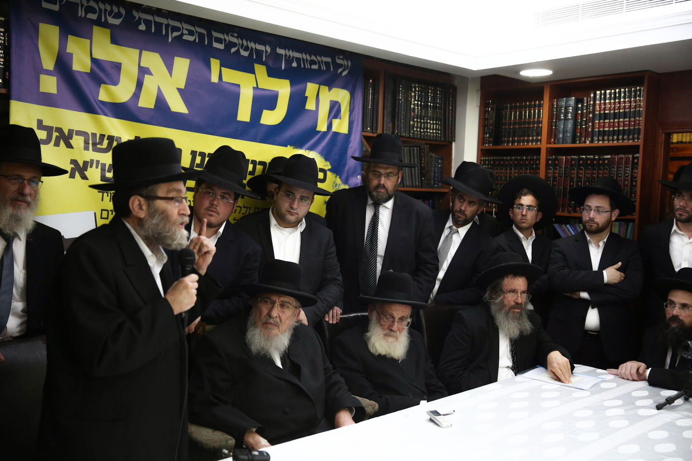 הגרב"מ אזרחי: "גדולי ישראל - מנהיגים; הם לא מונהגים"