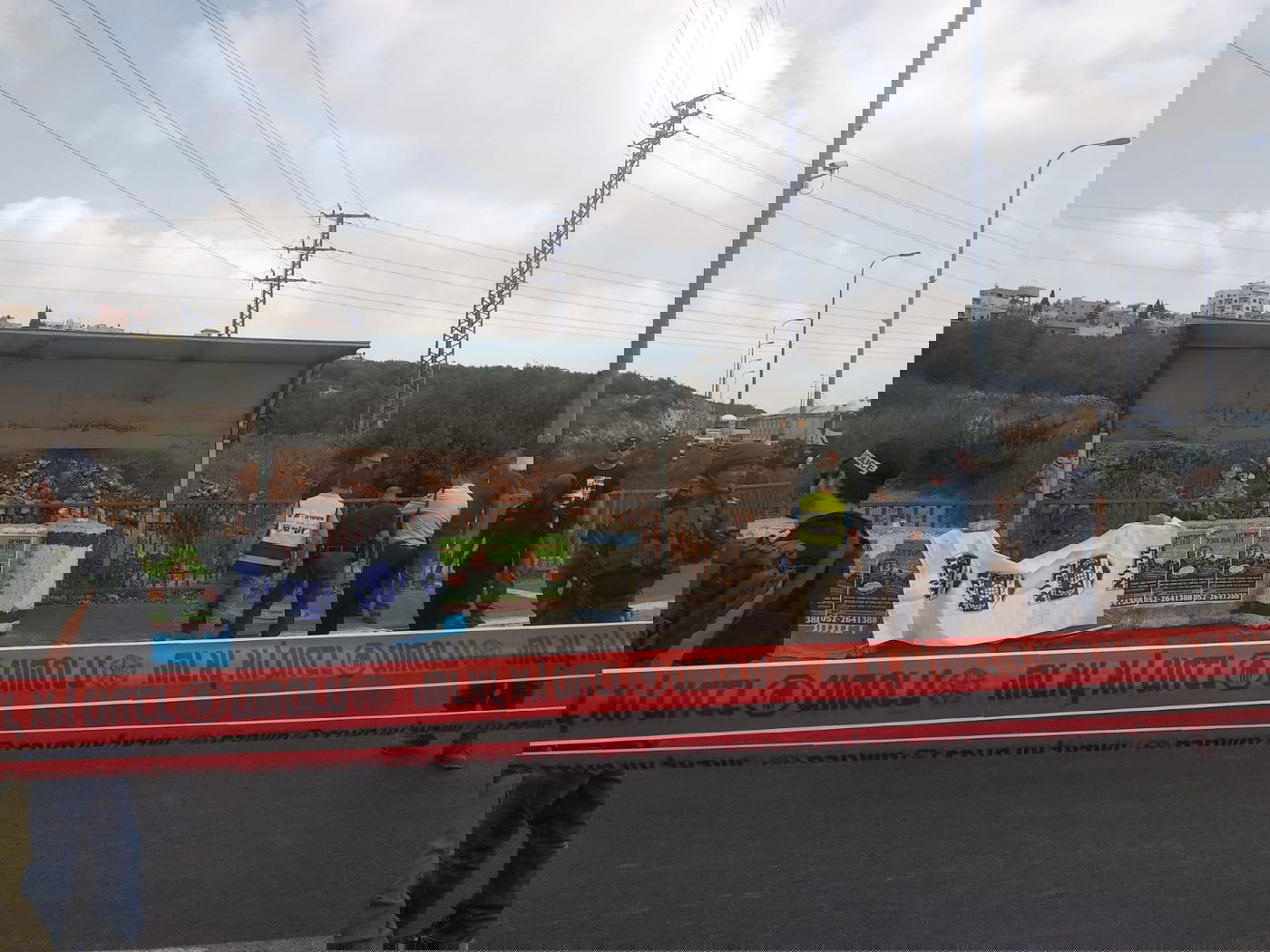 פלסטיני זינק עם סכין; חייל נטרל אותו בירי